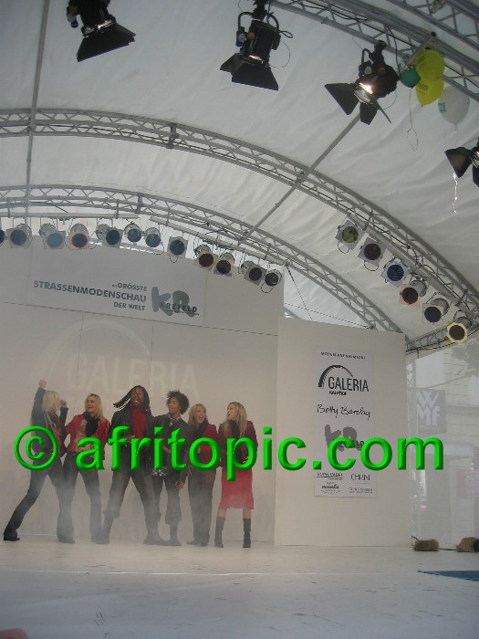 ../Images/Krefeld-Strssenmodenschau-2005 243.jpg